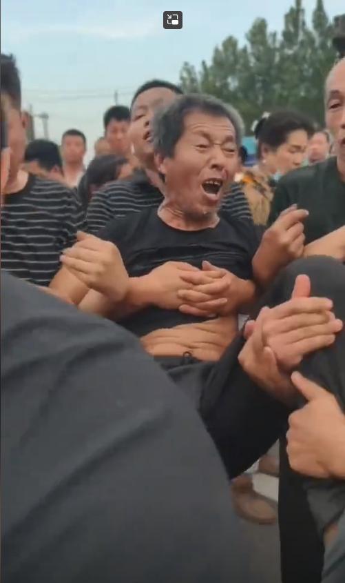 父母摸照片痛哭妻子崩溃晕厥车祸原因曝光CQ9电子最新网站34岁卡车司机去世(图4)