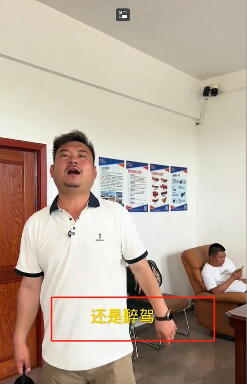 父母摸照片痛哭妻子崩溃晕厥车祸原因曝光CQ9电子最新网站34岁卡车司机去世(图3)