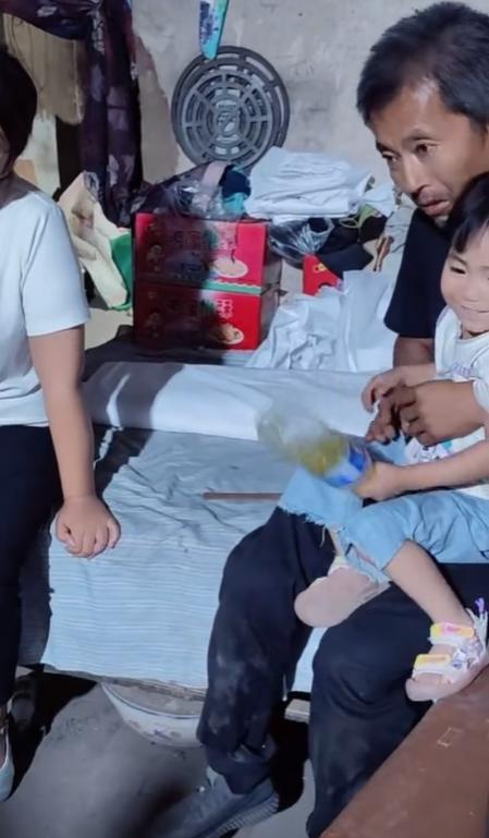 父母摸照片痛哭妻子崩溃晕厥车祸原因曝光CQ9电子最新网站34岁卡车司机去世(图9)