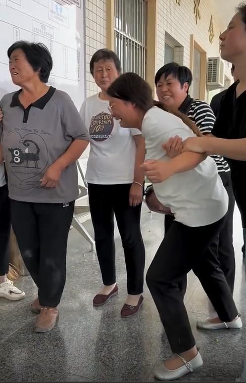 父母摸照片痛哭妻子崩溃晕厥车祸原因曝光CQ9电子最新网站34岁卡车司机去世(图15)
