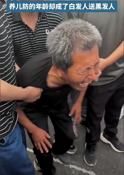 父母摸照片痛哭妻子崩溃晕厥车祸原因曝光CQ9电子最新网站34岁卡车司机去世(图13)