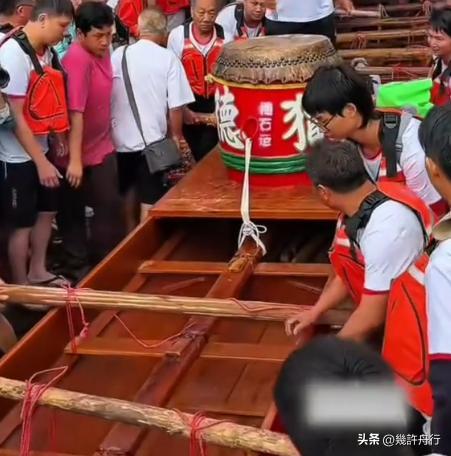 新龙舟翻2条翻船原因离谱这下要被嘲笑了CQ9电子专用平台猎德村的船翻了！3条(图3)