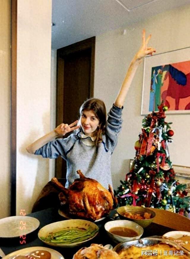 餐桌紧挨屋门过道只能走一人6口住好拥挤CQ9电子游戏网站董力阿诺家里过节！(图2)