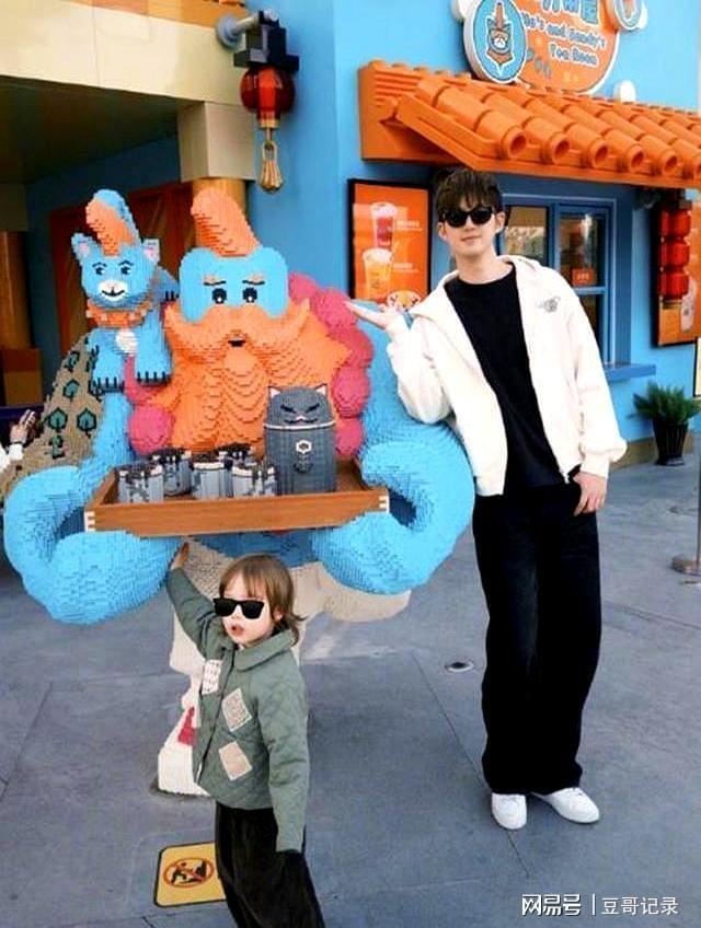 餐桌紧挨屋门过道只能走一人6口住好拥挤CQ9电子游戏网站董力阿诺家里过节！(图5)