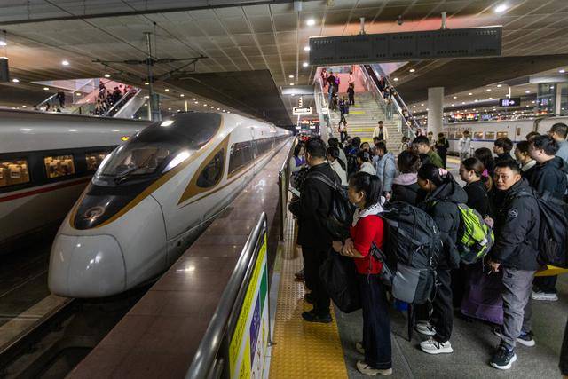 意：深圳北站594列夜间高铁点亮春节归途