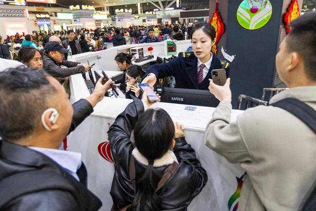 意：深圳北站594列夜间高铁点亮春节归途CQ9电子最新网站图集｜深夜候车室里的暖(图2)